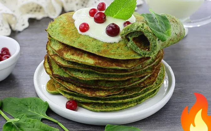 Постер Панкейки со шпинатом, бананами, кокосовой стружкой и миндальной мукой