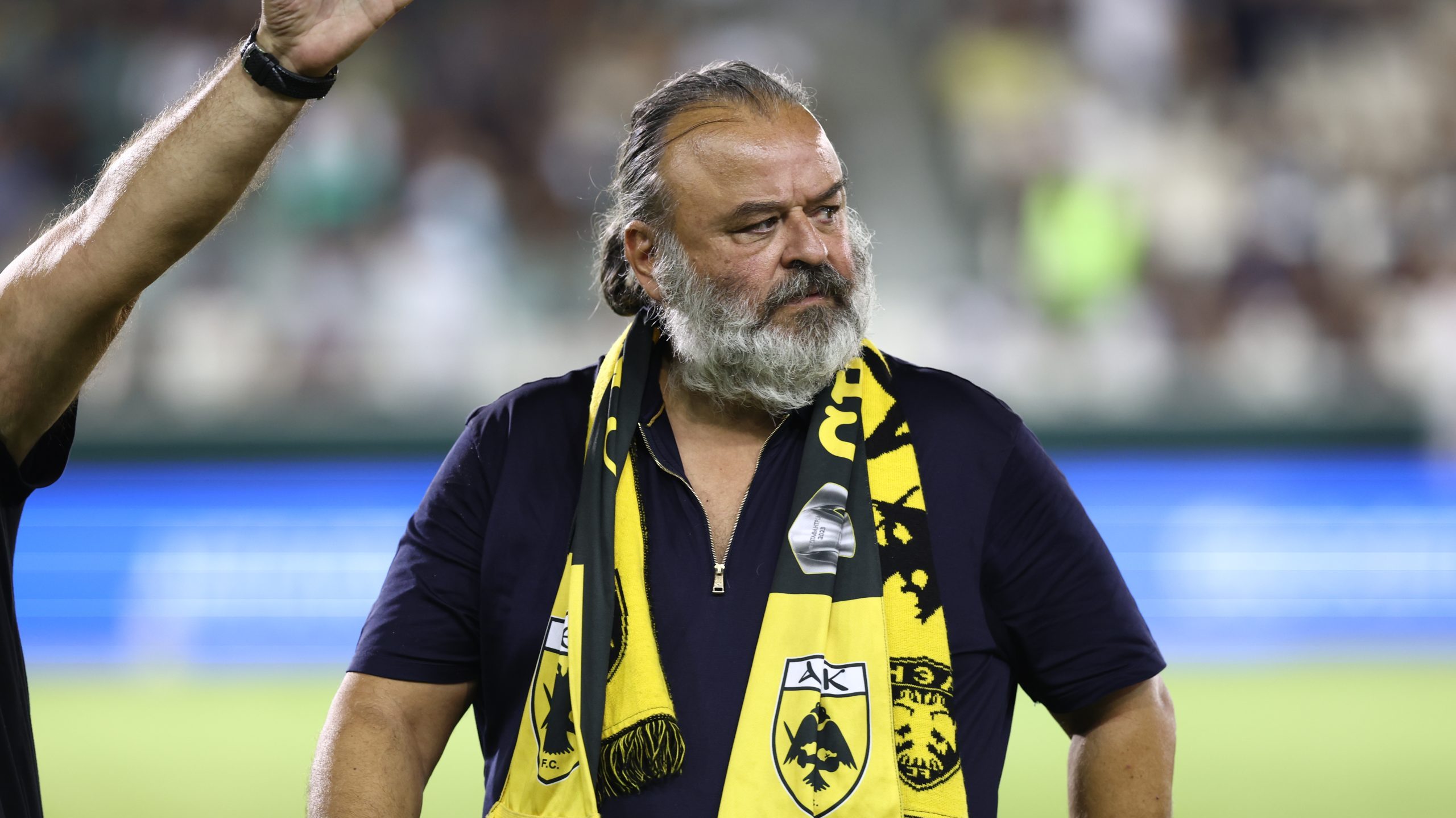 Κηφισιά - ΑΕΚ: Ο θερμός εναγκαλισμός Μάριου Ηλιόπουλου και Γιώργου Βαρδινογιάννη πριν την σέντρα (VIDEO)