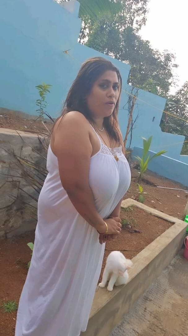 Desi Bhabi Curvy Figure