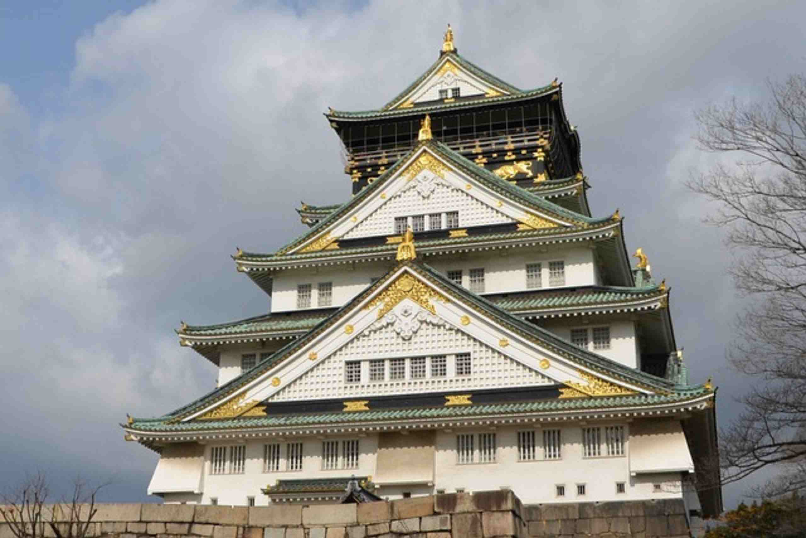 An image showing Osaka Castle in its iconic beauty.