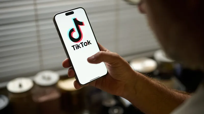 ЕС борется с «залипательным» дизайном TikTok и Instagram для защиты детей