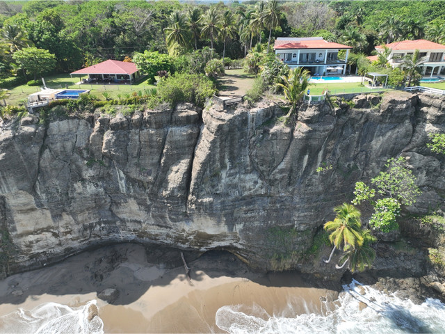 Cliffside villas in Santa Teresa, Costa Rica overlooking the Pacific Ocean – a prime location attracting global property investors in 2025.