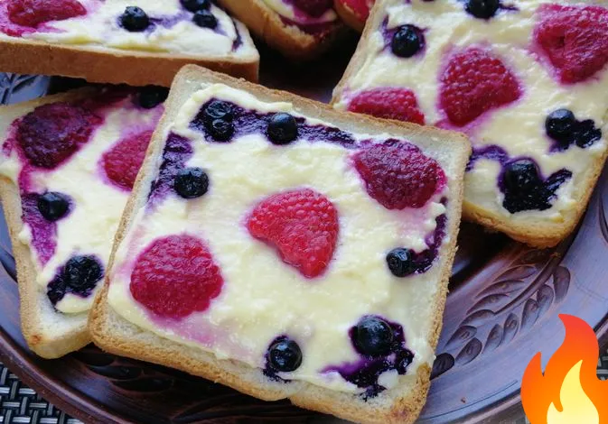 Постер Ленивые "ватрушки" из хлеба с творогом и ягодами