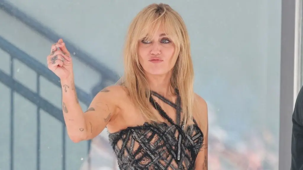Miley Cyrus ia riscuri îndrăzneţe de modă pentru coperta revistei