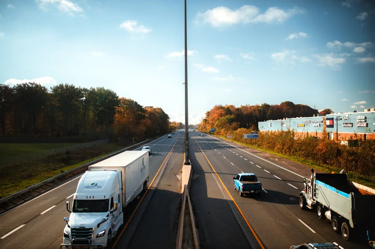 Camioanele autonome: O revoluție pe șoselele americane, cu bune și cu rele