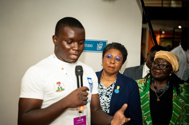 Lawal Giyath presenting an AI project to the regional representative of the UNDP