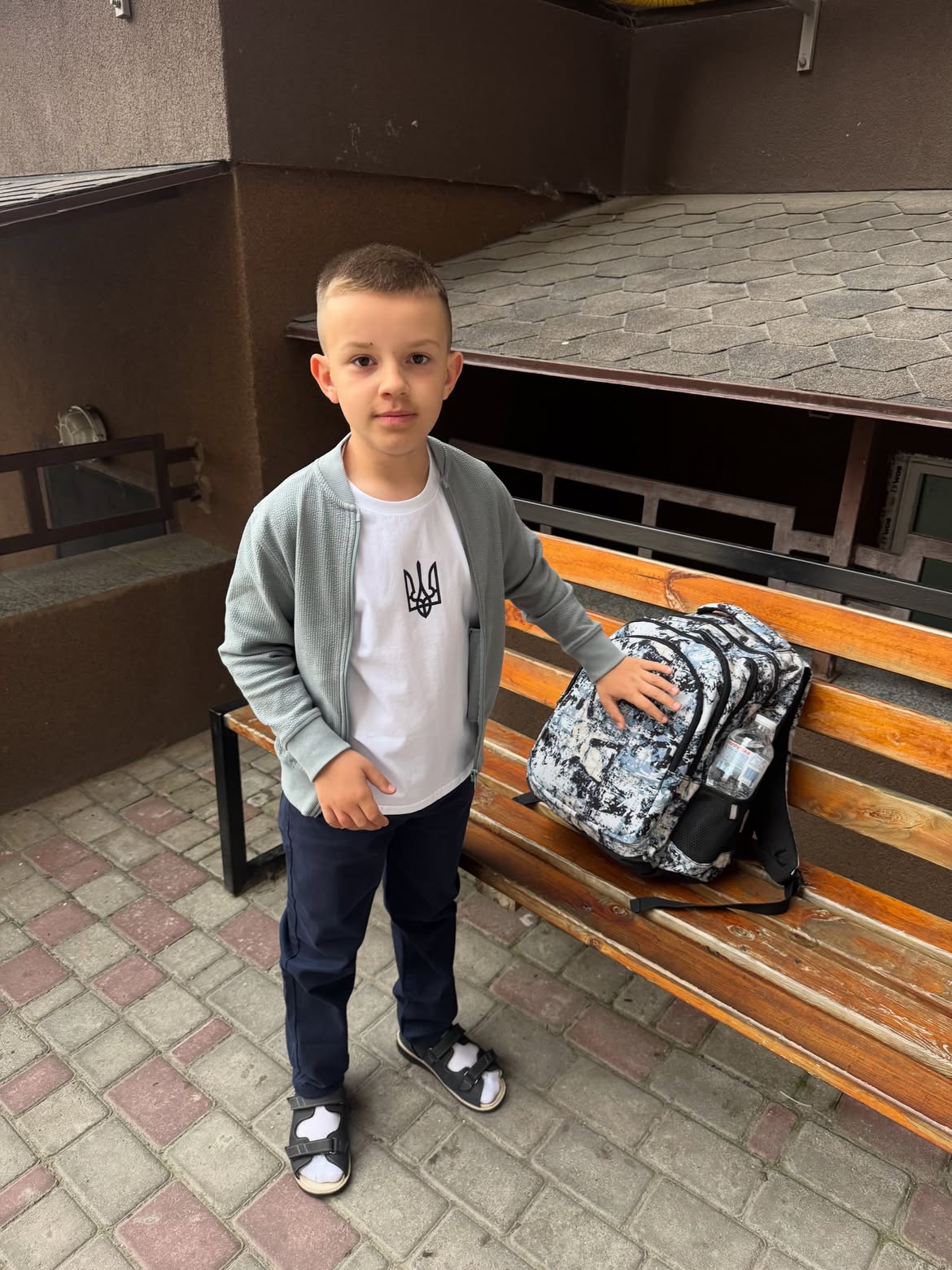 Співи замість слів, спецклас і бабуся-тьютор: як 7-річний житомирянин з аутизмом пішов до школи