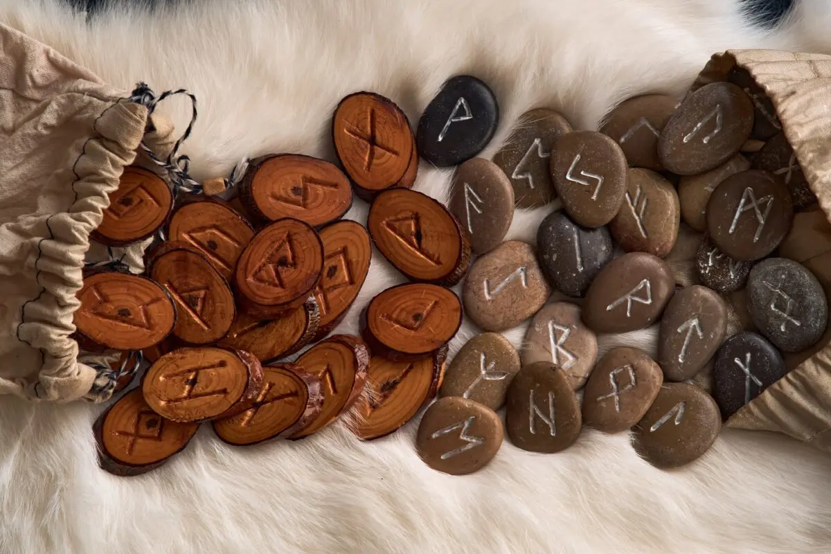 Horoscop rune 19 august 2026: Capricornul riscă pierderi financiare din neatenție
