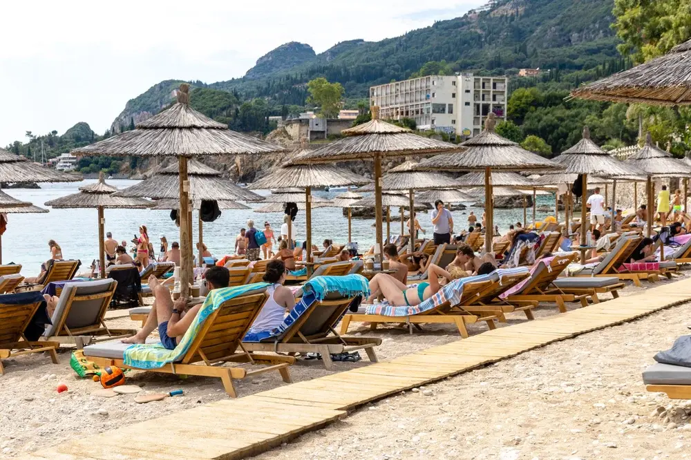 Vacanță de coșmar: Turist despăgubit după lupta pentru un șezlong în Grecia
