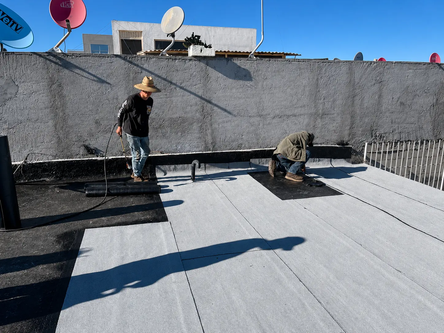 Instalación de manto prefabricado acabado gris a termofusión en edificio