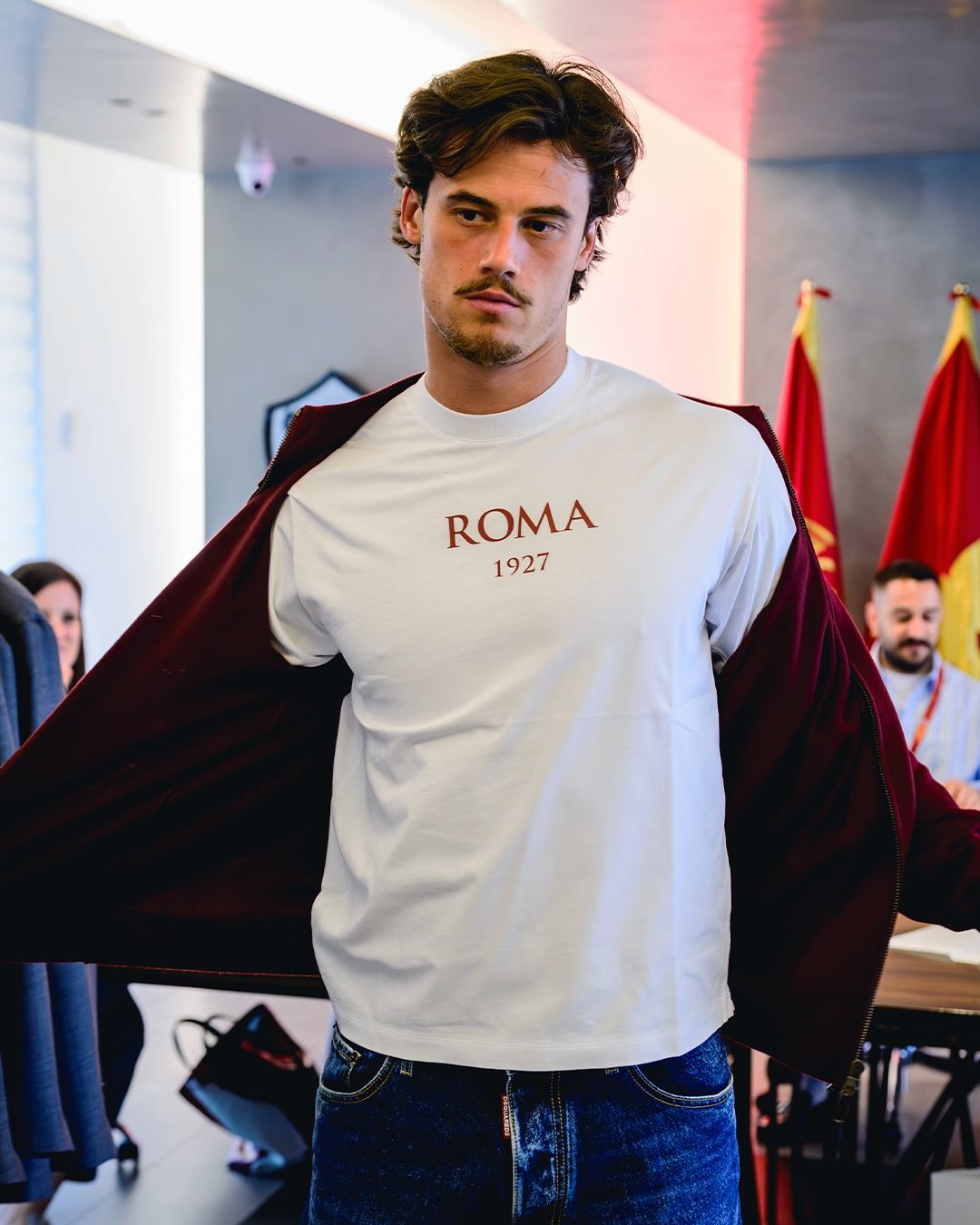 Mile Svilar con il look casual Dsquared2 x AS Roma Mile Svilar indossa il look casual firmato Dsquared2 per l'AS Roma