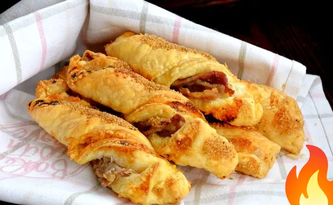 Постер Хрустящие слоёные палочки-спиральки с беконом, сыром и пряностями