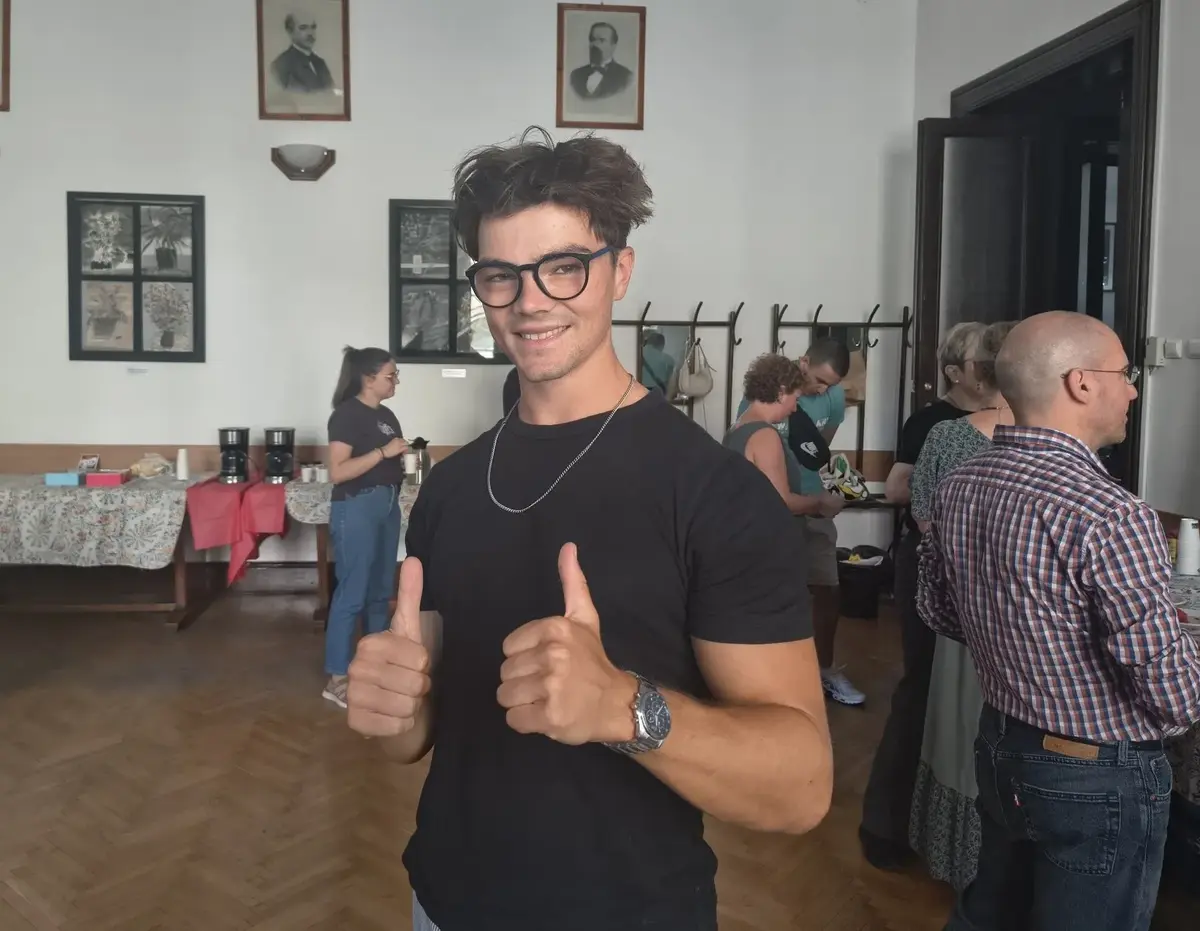 Tânărul Reuben Constantin învață limba română la București.