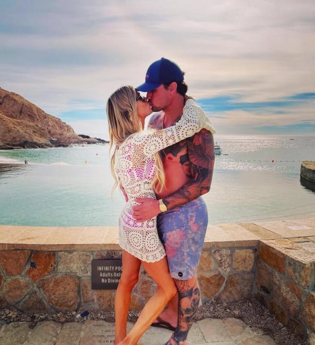 La estrella de HGTV afirmó además que Josh “acaba de pagar más de $70,000 para cancelar el contrato de arrendamiento” de un Bentley y “no necesita manutención conyugal”.josh_inquebrantable/Instagram