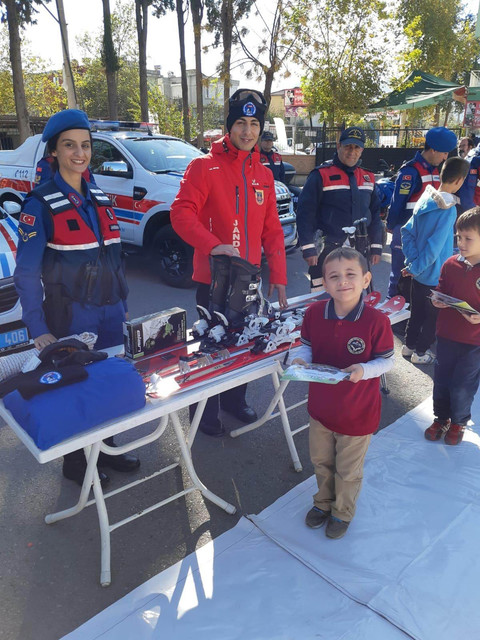 ANTALYA-DA-JANDARMADAN-RENCLERE-UYGULAMALI-TRAFK-ETM
