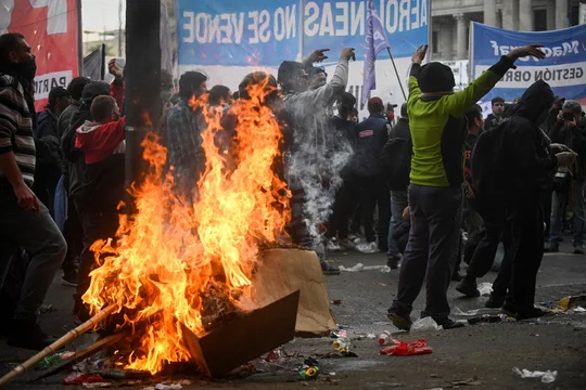 Tensión en el Congreso entre fuerzas y manifestantes: 5 diputados fueron asistidos y prendieron fuego un auto