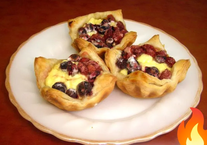 Постер Слоеные ватрушки с творогом и ягодами