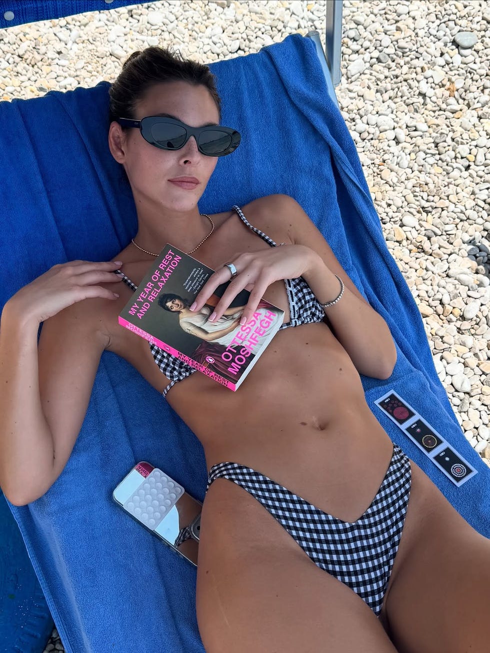 Vittoria Ceretti interpreta lo stile Riviera Vittoria Ceretti con bikini a quadretti vichy e occhiali da sole, perfetta interprete dello stile Riviera estate 2026