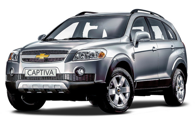 Chevrolet Captiva с вторички: список проблем
Машины старше 2011 года лучше выбирать с четырехцилиндровым бензиновым или дизельным мотором. Еще вариант — Каптива 2014 года и младше с бензиновым мотором 2.4.
Разработанный южнокорейским отделением концерна General Motors среднеразмерный кроссовер Chevrolet Captiva представили на Парижском автосалоне в 2004 году. Серийно выпускался с 2006 по 2016 год. Первое время автомобили поступали к нам из Кореи, а с 2008 года сборка двойняшек Chevrolet Captiva и Opel Antara была налажена на заводе GM в Петербурге.


Кроссовер за 600 тысяч: лучшие варианты. Выбор ЗР
В 2011 году у обоих кроссоверов существенно изменилась внешность и полностью обновилась линейка силовых агрегатов. Дизельная «четверка» 2.0 (150 л.с.) подросла до объема 2,2 литра и мощности 184 л.с. Бензиновую «четверку» 2.4 (136 л.с.) серии Z24XE сменил более современный агрегат семейства Ecotec (серия А24XE) мощностью 167 л. с., а вместо прежней V‑образной «шестерки» 3.2 серии Z32SE (227 л.с.) появился трехлитровый V6 серии А30XН от кроссовера Cadillac SRX, дефорсированный до налогоудобных 249 л.с.

И если новые бензиновые моторы оказались не хуже предшественников, то с трансмиссией всё было наоборот. Шестиступенчатая коробка Hydra-Matic 6T40/45 корейского производства (совместная разработка компаний GM и Ford), которую начали устанавливать в 2011 году, оказалась капризней прежней заслуженной японской пятиступки Aisin AW55.

Кузов
У дорестайлинговых версий старше 2011 года эмблема на решетке радиатора негерметична, а ее декоративный слой разрушается грязью.

«Хромовое» покрытие элементов внешнего декора мутнеет, поводки дворников облезают через четыре-пять лет.Слабое место — дверь багажника. Наиболее уязвимы места, граничащие с углами надномерной накладки, которая за пять-семь лет протирает краску. Локальные повреждения лучше устранять, не дожидаясь вспучивания покрытия и распространения коррозии. Позже аналогичные проблемы могут возникнуть возле дверных ручек и оснований зеркал.

Дверь багажника со временем проседает и ее нижняя кромка обдирается до металла от контакта с прилегающей облицовкой бампера.

Коррозия часто обнаруживается под пластиковыми накладками колесных арок и дверей, в первую очередь возле мест их крепления.

Электрика
У дорестайлинговых автомобилей могут гаснуть или сбиваться часы на панели. Новые стоят 5000 рублей, но обычно они поддаются ремонту — услуги мастера-электронщика обойдутся намного дешевле.
Не спешите менять привод стеклоочистителей ветрового стекла, если дворники остановятся в середине рабочего хода, — в этом виновен отказ концевого выключателя.
Зашумевший через 60–80 тысяч км электромотор вентилятора отопителя смазкой не спасти. Новый обойдется в 6500 рублей, но можно найти и аналог за 4000 рублей.
Ближе к 100 тысячам км могут начать подклинивать приводы заслонок в климатической системе — вплоть до выхода из строя сгоревшего моторчика.
Через шесть-семь лет электросистему способны подвести проблемы с контактами, а особенно неприятны пропажа «массы» под капотом, в клеммах генератора и окисление в разъемах ЭБУ двигателя.
Частая причина сигнала о неисправности подушек безопасности — всего лишь поправимое нарушение контактов в проводке под креслами или за накладками порогов.
Проблемы с активацией муфты подключения задней оси также кроются в проводке, проложенной вдоль днища автомобиля.
А вот ошибки в работе АБС случаются по вине не только подкапотной проводки, но и самого блока управления — разрушаются контакты на плате. Спешить с покупкой нового модуля за 60 000 рублей не стоит: плата восстанавливается пропайкой.
Двигатели
Двигатель 2.4 серии Z24
Двигатель 2.4 серии Z24 с чугунным блоком, родом из 80‑х, производили в Австралии на заводе Holden. Он слабоват, зато прост и долговечен. Его ставили на дорестайлинговые Каптивы старше 2011 года.

Каждые 60 000 км вместе с ремнем ГРМ имеет смысл обновлять и приводимый им водяной насос — чтобы не рисковать обрывом или срезанием зубьев ремня и повреждением клапанов и поршней в случае его заклинивания.

Случается, из-за не слишком удачных формы и термокомпенсации трескается литой выпускной коллектор. Система вентиляции картера быстро обрастает отложениями и грешит выходом из строя мембранного клапана, встроенного в крышку двигателя. А сама пластиковая клапанная крышка со временем деформируется. Замена прокладок течь не устраняет, вопрос решит новая крышка за 6500 рублей.

После пробега более 100 000 км следите за температурным режимом — может заклинить термостат. Новый оригинальный обойдется в 3500 рублей, аналог в полтора раза дешевле.

Двигатель 2.4 серии А24 (пошел в серию после рестайлинга) отличается гильзованным легкосплавным блоком, механизмом регулировки фаз, цепями ГРМ и балансирных валов, а также приводом водяного насоса от распредвала. Надежность, несмотря на усложнение конструкции, особо не пострадала. Однако в обслуживании он дороже: например, замена всех цепей через 120–150 тысяч км обойдется не дешевле 20 000 рублей.

Трещины выпускного коллектора встречаются довольно часто — следите, чтобы на раскаленный металл не попадала вода из дренажа короба стеклоочистителей.Мотор V6 3.2 серии Z32SE на дорестайлинговых версиях старше 2011 года имеет непредсказуемый ресурс переусложненного привода ГРМ: замена иной раз требуется уже через 70–80 тысяч км и обходится в 70–80 тысяч рублей. Первые признаки надвигающихся трат — шумы при работе, за которыми следуют ошибка фаз газораспределения и падение тяги, а в конечном итоге — перескок цепи. Мотор легко перегревается при малейшей неисправности в системе охлаждения, а нейтрализаторы крайне чувствительны к качеству топлива.

Трехлитровый двигатель V6 серии А30XН, появившийся в 2011 году, сложнее (у него механизм регулировки фаз ГРМ и непосредственный впрыск), но не более обременителен в содержании. Цепной привод ГРМ при должном масляном обслуживании ходит долго. А вот чувствительность к качеству топлива не меньше — в первую очередь, из-за ТНВД и форсунок. Спутник непосредственного впрыска топлива — нагар на впускных клапанах, который нужно периодически удалять.

Среди турбодизелей 2.0 Z20D и 2.2 А22D (оба разработки итальянской компании VM Motori) менее хлопотен младший, но встречается он только на дорестайлинговых Каптивах.Дизель 2.2 имеет ненадежные и при этом дорогие (по 16 000 рублей каждая) форсунки, которые способны подклинивать и «лить» в открытом положении вплоть до гидроудара в цилиндре.

Давление наддува может пропасть из-за трещины в пластиковом впускном коллекторе. А протечки масла через неудачное уплотнение герметиком двухсоставного поддона придется устранять со снятием переднего редуктора.

Коробки передач
Механические коробки встречаются в двух исполнениях — это шестиступенчатая GM F40 и корейская пятиступка D33 на дорестайлинговых версиях с мотором 2.4 и дизелями. К джиэмовской коробке претензий нет, а вот синхронизаторы пятиступенчатой D33 зачастую изнашиваются уже к 120 000 км.

Пятиступенчатый автомат Aisin AW55 к моменту появления на Каптиве производился уже шестой год и успел изжить большинство детских недугов. Японский агрегат долговечен — даже блокировка гидротрансформатора способна продержаться 240–260 тысяч км. Главное — не эксплуатировать коробку на грязном масле, иначе быстро придут в негодность гидроблок и соленоиды.Шестиступенчатый автомат Hydra-Matic 6T40/45 корейского производства на рестайлинговых кроссоверах способен продержаться без замечаний дольше 200 000 км, но только если это серьезно модернизированный экземпляр, а такие установлены лишь на машинах не старше 2014 года. У более ранних версий проблемы с гидроблоком, соленоидами, гидротрансформатором и даже дифференци­алами и планетарными передачами нередко обнаруживаются при пробегах менее 100 000 км.

Этот автомат требователен к температуре масла, а потому надо следить за чистотой основного радиатора, в который интегрировано охлаждение коробки.

Трансмиссия
Трансмиссия переднеприводных версий по механической части не слишком ­хлопотна.