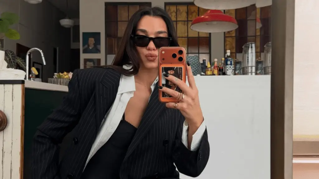 Dua Lipa's Sheer Cardigan fură spectacolul