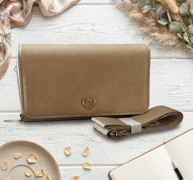Cartera Bandolera Tipo Billetera Beige con Detalle de Corazón Dorado Honduras