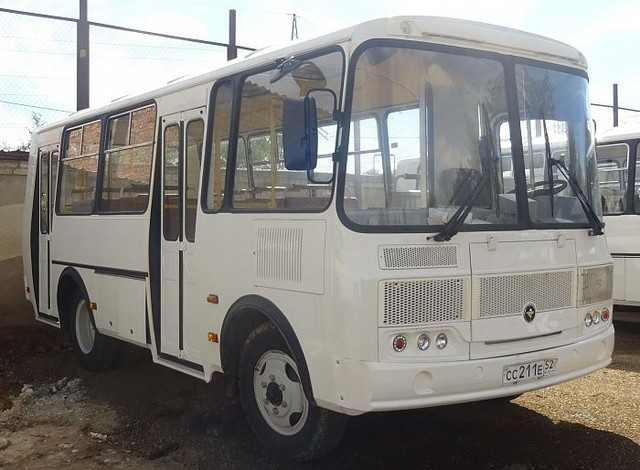 Технические параметры автобуса ПАЗ 32054 можно назвать универсальными. Эта модель явилась продолжением линейки автобусов, в которые были внедрены различные новшества. У двух разновидностей присутствуют одинаковые шасси и бензиновые двигатели.

Появление
История создания довольно давняя, с семидесятых годов прошлого века. Модель была подготовлена к запуску еще в 79 году, но конвейерный выпуск начался только через пять лет в 1984 году. Только в 1989 году модель стала выпускаться серийно в больших количествах.В 2001 году было выпущено уже сто тысяч таких машин, в 2008 году были проведены усовершенствования, в частности, гарантированный срок службы был продлен в два раза.

Характеристики

 
Различие заключается в видоизменении пневмогидравлической тормозной системы. Также существует гидровакуумный привод.

В рулевом управлении 32054 ПАЗ используется гайка с дополнительным гидроусилителем. При такой компоновке надежность узла значительно выросла. А еще отпала необходимость использовать различные шланги.Кроме этого, претерпела изменение рессорная подвеска. Колея стала более узкой, что заметно сократило радиус разворота автобуса. Также были поставлены новые пружины, что увеличило плавность движения. Однако внешне модель ничем не изменилась.

Салон и его особенности
В салоне существуют две двери, работающие от пневмомеханического привода. Существует дополнительная вентиляция через форточки и люки, которые несложно регулировать. Профессиональные водители также хорошо отзываются об устройстве водительского сидения.
Класс автобуса	малый
Предназначение	Городской
Размеры транспортного средства	7х2,51х2,962 м
База	3,62 м
Снаряженная масса	5,3 т
Полная масса	8190
Радиус разворота	7,7 м
Максимально возможная скорость передвижения	95 км/ч
Емкость бака для хранения топлива	107 л
Количество мест	23
Общее число пассажиров	42
Рабочий ресурс двигателя	300 000 км
Ресурс кузова	7 лет
Количество дверей	2 штуки
Тип шасси	КААЗ
Двигатель и расход топлива
В качестве бензинового/дизельного движка использовались российский ГАЗ-544 и японский Hino W06СТ. Главным достоинством считается простота обслуживания силовой установки. Это позволяет ремонтировать двигатель, работающий на бензине, в любых условиях.

Что касается затратности, то расход топлива ПАЗ составляет всего 20 литров на 100 километров.