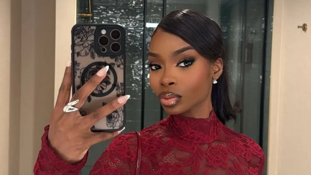 Olandria Carthen Stuns Fans with Bold Handbag Fashion in New Photoshoot