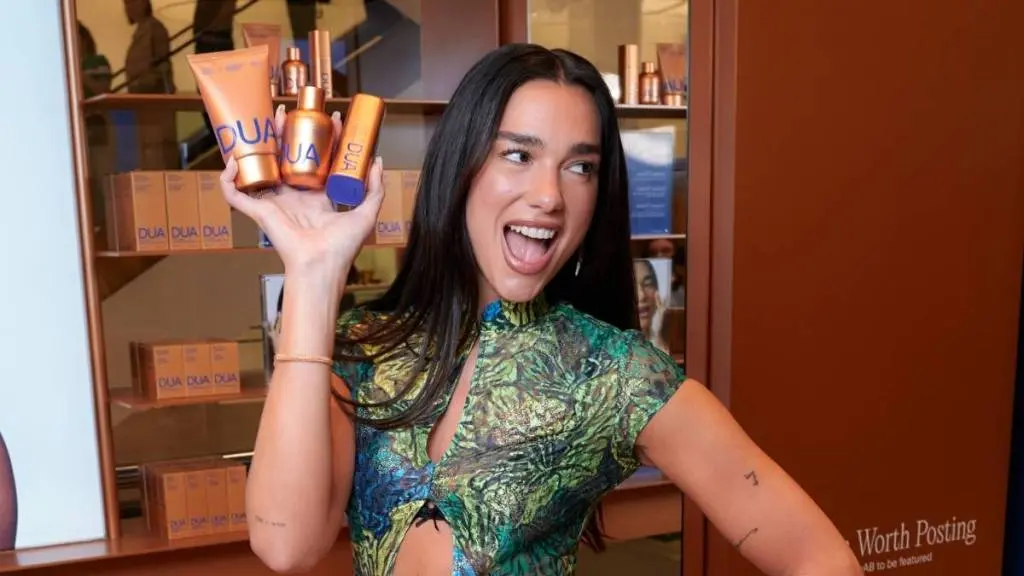 Juveniile de Bulgari captivante ale lui Dua Lipa