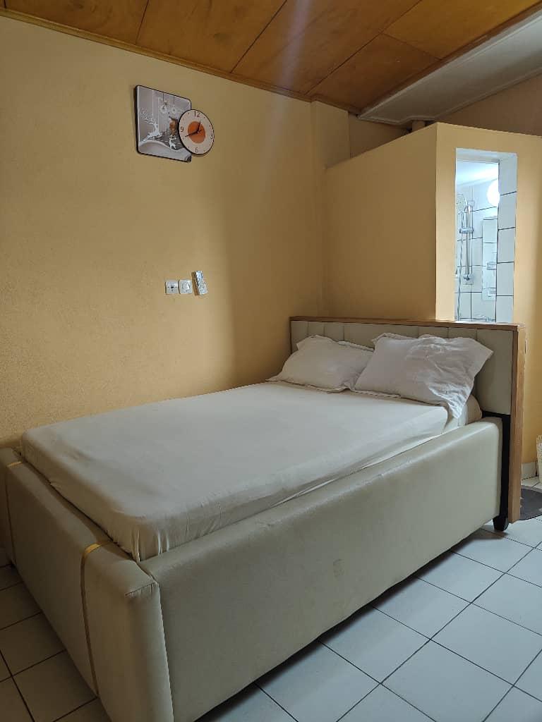 Chambre meublée à louer à Douala - 25000 FCFA/Nuit