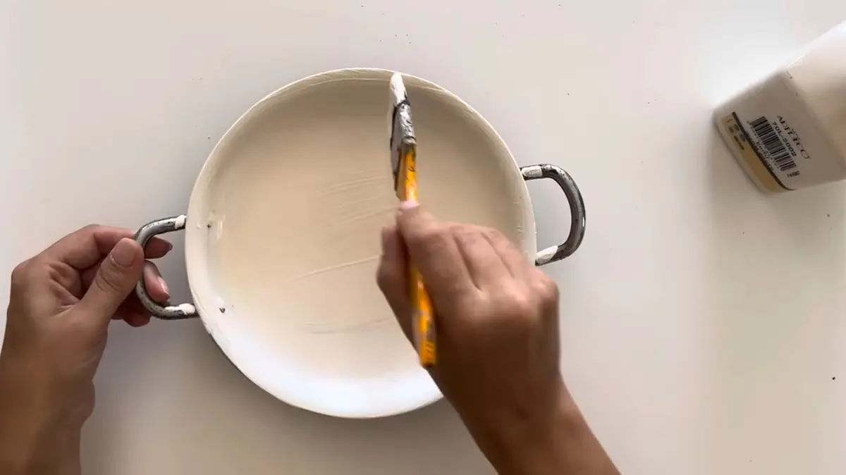 Gwen Swanson: Transformă gălețile vechi în piese decorative unice
