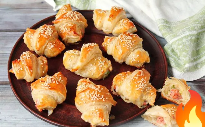 Фото Мини-круассаны с мягким плавленым сыром, кабачком и копчёным лососем