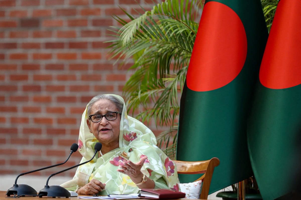 Protesters vandalize a mural of former Bangladeshi Prime Minister Sheikh Hasina with paint and mud at the University of Dhaka.