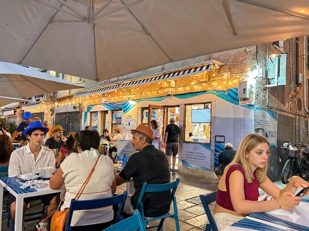 Cicchetti und Spritz in einer typischen Bacaro an der Riva Vena in Chioggia