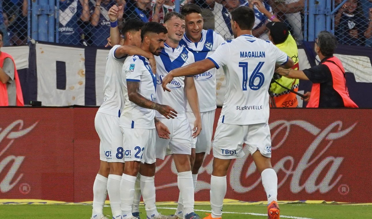 Vélez aprovechó el mal momento de River y festejó en el Amalfitani