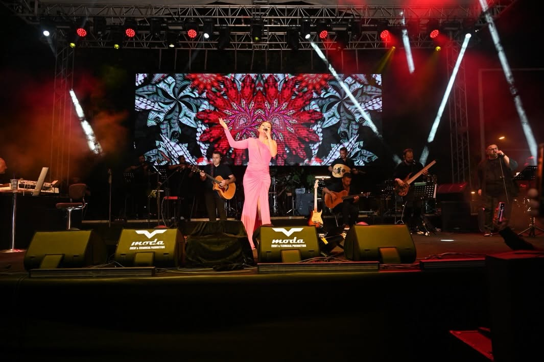 Funda Arar'ın Isparta 30 Ağustos konserinden sahne görüntüsü