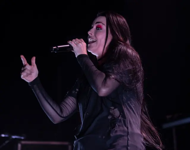 Evanescence-Deb-Pelser-1-6