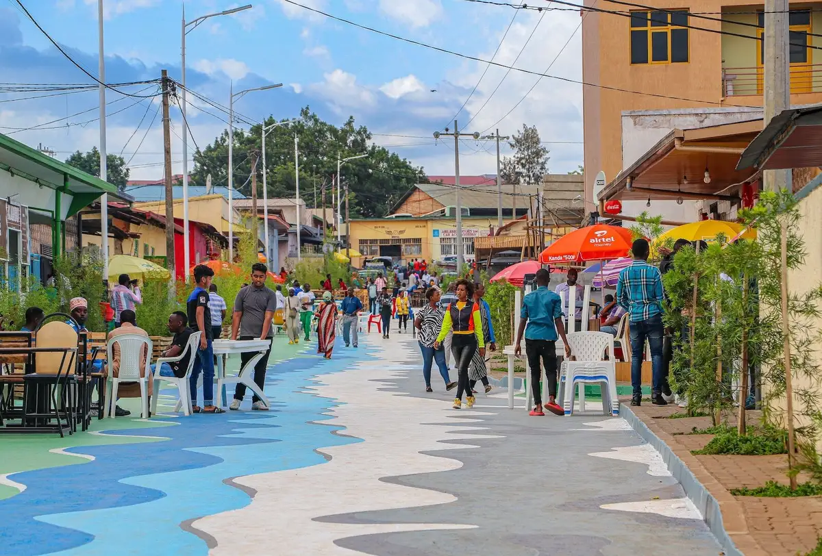 O poveste de reziliență și cultură vibrantă, dincolo de safari