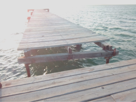 Puente de madera en Playa Juan de Bolaños presenta deterioro y representa un riesgo para visitantes   .