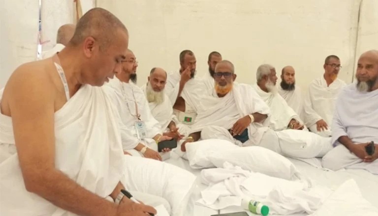হজের প্রথমদিনে হাজীদের খোঁজ নিলেন ধর্মমন্ত্রী