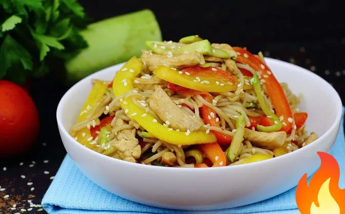 Фото Фунчоза с курицей, кабачком и сладким перцем