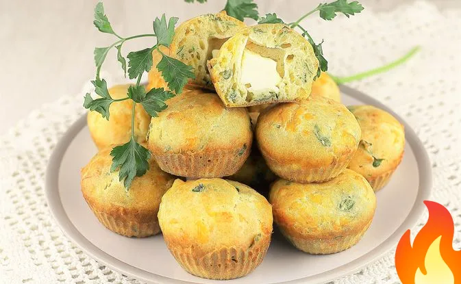 Постер Закусочные маффины с сыром, чесноком и зеленью