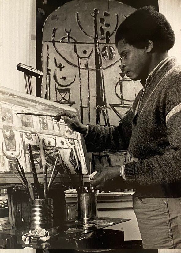 Mohamed Azouzi dans son atelier, devant une de ses œuvres