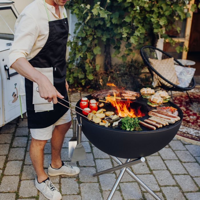 Grillen boven open vuur met een vuurkorf