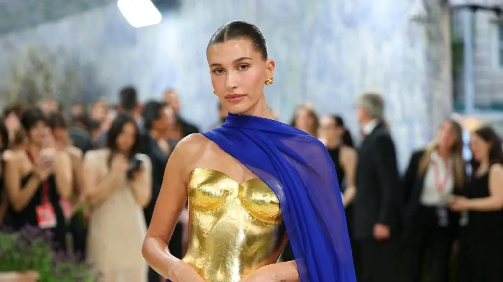 Hailey Bieber Sizzles în Campania de Bikini din Rhode