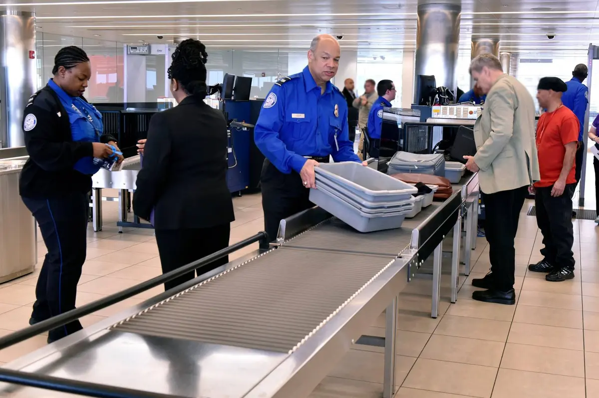Alcool duty-free confiscat la controlul de securitate TSA: ce trebuie să știi