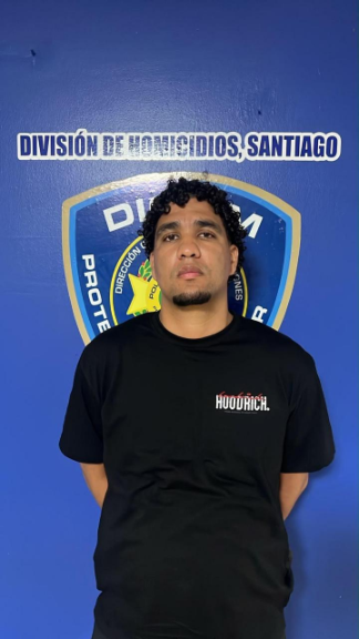    Policía Nacional recibe en Santiago a extraditado desde España, acusado de doble homicidio y de herir a tres personas en 2021   .