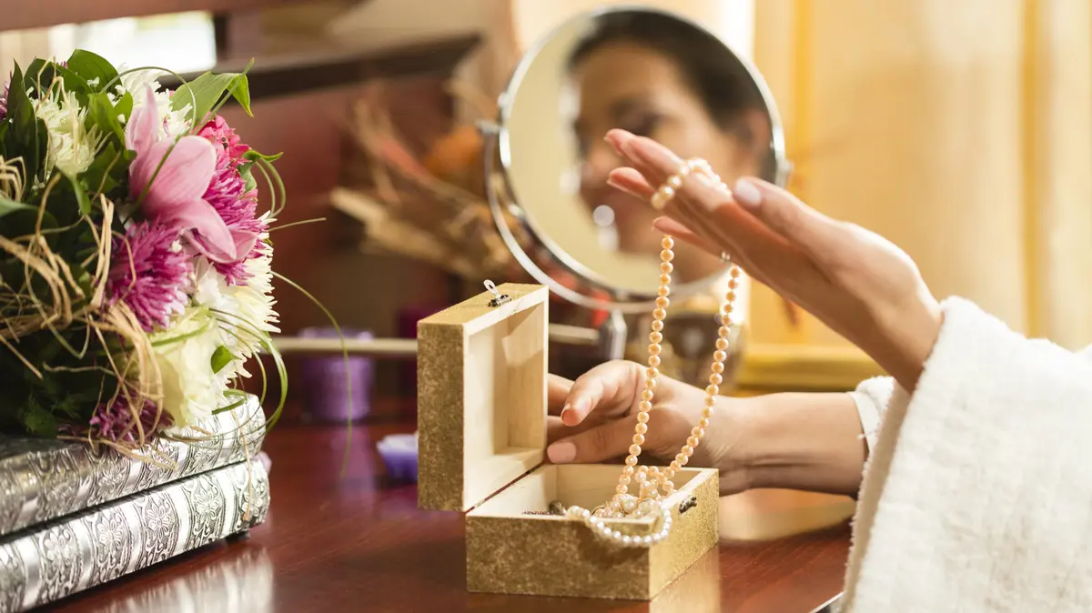 Transforming Old Clipboards into Stylish Jewelry Storage Solutions