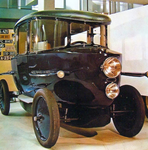 "Тропфенваген" 1921 года выпуска.

Годы после окончания Первой мировой войны — это, пожалуй, наиболее интересное время в истории автомобиля,
когда на свет появлялись самые необыкновенные машины поисковых конструкций.
К этому было множество причин. Во-первых, работы автоконструкторов по поиску наиболее оптимальных форм и
компоновок были еще далеко не завершены, а лишь прерваны войной, и потому с заключением Версальского мира
они с удвоенной энергией взялись за новые эксперименты.
Во-вторых, после войны освободились квалифицированные инженерные кадры, работавшие на вооружение, которым
не оставалось ничего иного, как податься в автомобилестроение.
Эта волна принесла множество удивительных автомобилей, чаще всего не признанных и не выпускавшихся серийно,
но навечно оставшихся в истории.
К выдающимся автоконструкторам начала 1920-х годов по праву относят немецкого инженера доктора
Эдмунда Румплера (1872-1940 гг.).
Это имя равно известно как в автомобильной области, так и в авиации. Он начинал свою деятельность в первые
годы XX века на автомобильных фирмах Германии и Австро-Венгрии, но потом увлекся авиацией.
Он самостоятельно построил легкий моноплан, а затем выпускал звездообразные моторы для аэропланов "Таубе".
Как и для многих других авиаторов, конец войны означал для него безработицу.
И тут Румплер вспомнил об автомобилях и в 1921 году основал в Берлю свою фирму.
Основываясь на опыте, приобретенном в ав] астроении, он создал собственную теорию обтекаемости сухопутной
техники, поэтому все его творения выделялись непривычными формами, напоминавшими одновремею самолет и лодку,
какую-то хищную рыбу или неведому доисторическую птицу.Таксомотор "Румплер Тропфен-Ауто ОА-104". 1923 год.

Они отражали самые передовь идеи, заимствованные в авиации и воплощенные в обл ке удивительных обтекаемых
автомобилей.
Румплер вполне обоснованно пытался придать им скругленный обли снизив потери на "проникновение машины сквозь
воздушную массу". Уже тогда идеальной формой для механич ского экипажа признавалась падающая капля воды,
однако Румплер пошел по другому пути.
Он считал, что автомобиль должен иметь продолговатую форму, напоминающую плоскость самолетного крыла, чтобы
раздвигать воздух и пла но пропускать его по закругленным бокам кузова. При этс частицы воздушной массы
проходили равные расстояш справа и слева от машины и потому не образовывали завихрений.
Направлять воздух поверх кузова и под днище он считал нецелесообразным, так как там неизбежно во никли бы
вредные турбулентные потоки из-за неравенства путей сверху и снизу машины.
По всей видимости, идею кузова ему подсказал фюзеляж самолета или корпус судна со стороны он отдаленно
напоминал короткое самолетное крыло, поставленное вертикально.
Правда, кто-то отождествлял ее и с каплей воды.
Так или иначе, но Румплер создал достаточно совершенную для своего времени аэродинамическую конструкцию с
мягкими линиями и гладкие поверхностями, снижавшими трение между деталями куз( ва и воздухом, а свои небольшие
модели впервые испытал аэродинамической трубе.
В 1921 году посетители Берлинского автосалона были ошарашены творением Румплера с совершенно непривычными
формами, которое называлось "Тропфен-Ауто" (Тropfen-Аuto) или "Тропфенваген" (Тгорfenwagen), что можно перевести
двояко — "Автомобиль-капля" или просто "Обтекаемый автомобиль".
В нем все было удивительно и нетрадиционно. Прежде всего — форма лодки с округлым "носом" и острым "хвостом",
двумя стоявшими одна над другой фарами, четырьмя горизонтальными крыльями в виде рыбьих плавников, округлой
и напоминавшей модную кепочку крышей, 2-дверным салоном с окнами по окружности, как у кабины дирижабля,
и дисковыми колесами без традиционных спиц.
Первые автомобили сначала притягивали специалистов и покупателей, но со временем все разом отшатнулись от
них, не привыкшие к особым оригинально-стям и считавшие их несвоевременными и даже вредными для тех трудных времен.
Помимо формы, автомобили Румплера имели удивительные компоновочные решения, революционные для своего времени.
Двигатель стоял сзади в блоке с трансмиссией, передававшей крутящий момент через качающиеся полуоси на
задние колеса, установленные на концах продольных полуэллиптических рессор.
Особо следует сказать о двигателе, разработанном Румплером во время войны для самолетов и дирижаблей.
Он имел шесть цилиндров с алюминиевыми поршнями, разделенных на три блока по два цилиндра, расположенных под углом
60° друг к другу и имевших общий коленчатый вал.
Между блоков располагались два распределительных вала, приводившие верхние клапаны. Эта пришедшая из авиации
схема получила название W-образной, и ее использование на легковых автомобилях было уникальным явлением.
Первая машина ОА-104 (10/ЗОР5) образца 1921 года имела мотор рабочим объемом 2,3 л, в 1922 году он возрос
до 2,6 л, но мощность в обоих случаях оставалась одинаковой — 35 л.с.