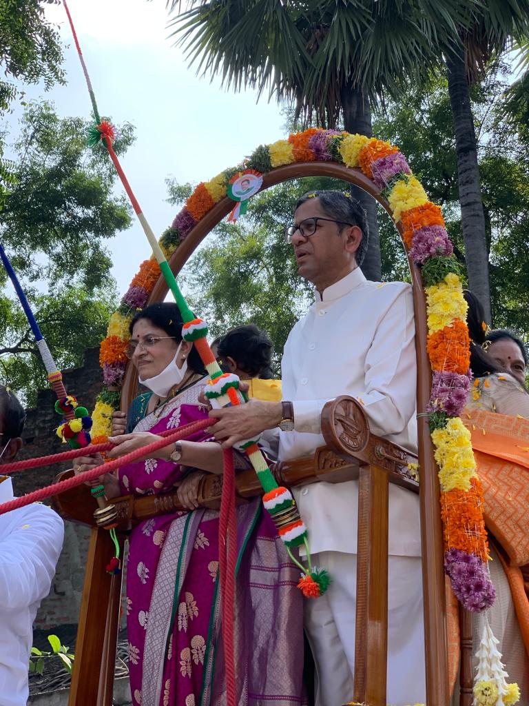 গৰুগাড়ীত উঠি নিজৰ জন্মভূমিত উপস্থিত হ‘ল CJI এনভি ৰমানা, গাঁওবাসীলৈ জনালে কৃতজ্ঞতা 2 FHXDr2-CVIAMp-Do-J