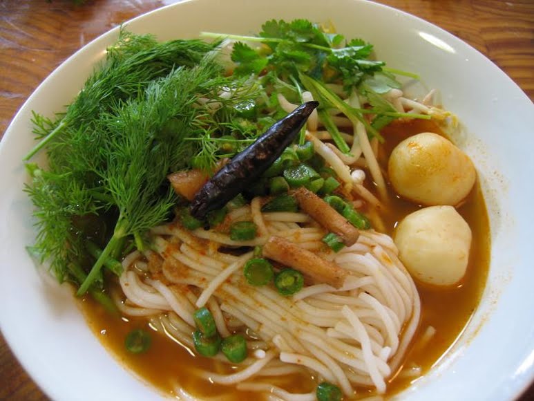 ขนมจีนน้ำยาป่า 1 จาน กี่แคล? | ข้อมูลโภชนาการ จำนวนแคลอรี่ และสารอาหาร